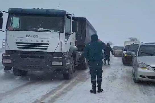 Спасатели разблокировали 187 автотранспортных средств