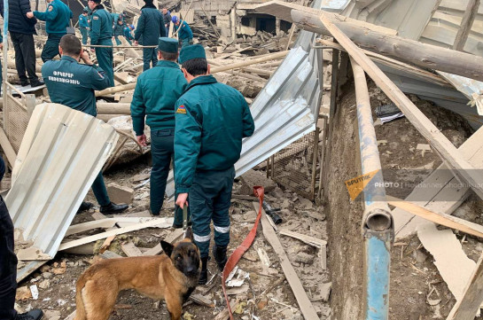 Спасатели вытащили одного из двух граждан, оказавшихся под завалами в результате взрыва в Нор-Ареше