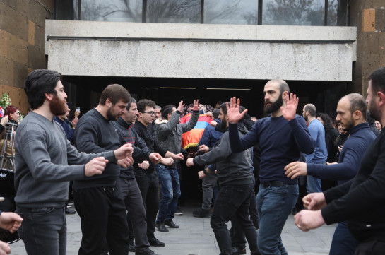 «Ярхушта», непрекращающиеся аплодисменты: Гагика Гиносяна проводили в последний путь