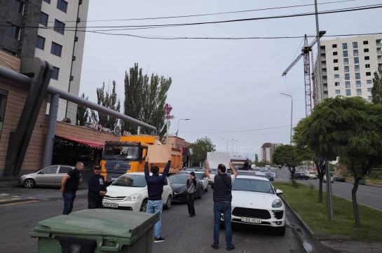 Граждане перекрыли улицы: Акции гражданского неповиновения продолжаются