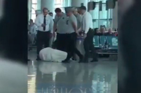 «Զվարթնոց» օդանավակայանի աշխատակիցները սադրում են հացադուլի պատճառով  առողջական վատ վիճակում գտնվող Լեո Նիկոլյանին, ապա հրում ու վայր են գցում նրան (Տեսանյութ)