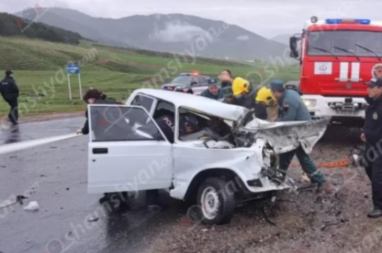 Արագածոտնում բախվել են ՎԱԶ 2107-ն ու Renault բեռնատարը