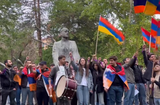 «Армянин, Армения, Родина и Бог!»: Молодежь на улицах Еревана проводит акцию информирования (Видео)