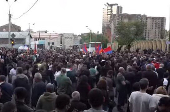Համազգային հանրահավաքի ու երթի մասնակիցները Պռոշյան փողոցում են, մոտենում են Փաշինյանի առանձնատանը