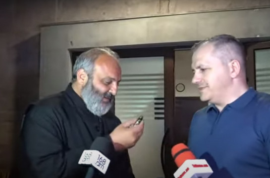 Բագրատ Սրբազանն իր ավտոմեքենան նվիրեց Արցախի ներկայացուցչությանը (Տեսանյութ)