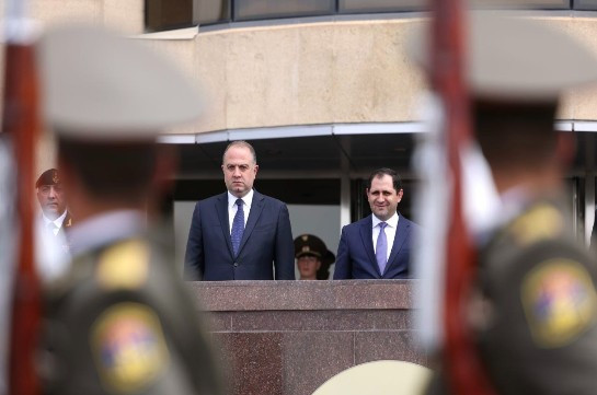 В административном комплексе министерства обороны состоялась беседа министра обороны Армении Сурена Папикяна с министром обороны Грузии Ираклием Чиковани