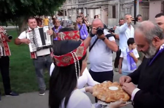 В Шенгавите хлебом-солью, дхолом и зурной встретили Баграта Србазана