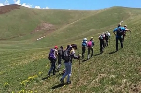 Экспедиция из 10 человек заблудилась в лесу