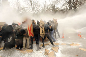 Police, students clash in Ankara