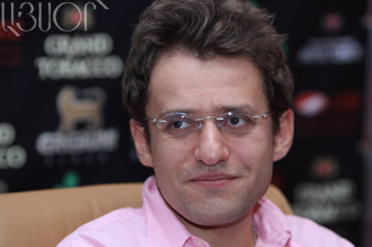 Levon Aronian stays in lead