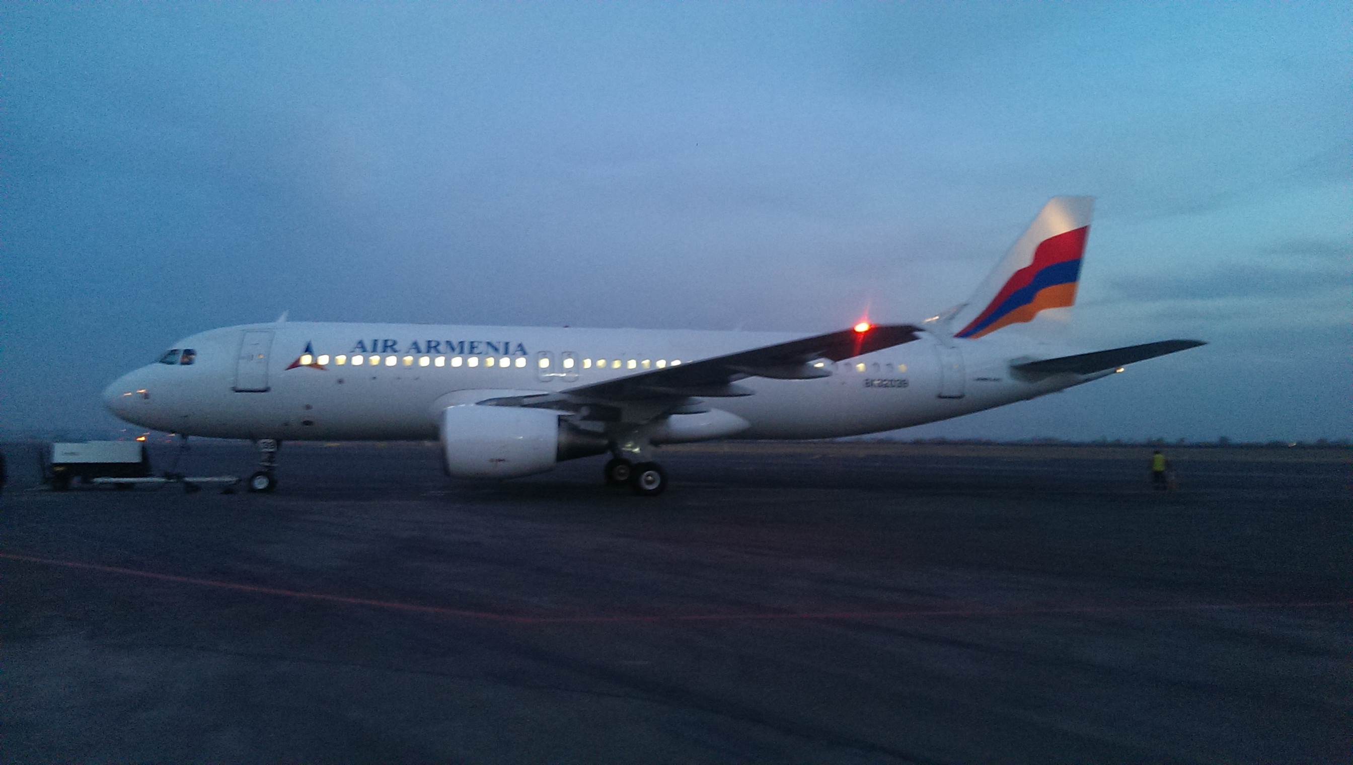 Сколько самолетов в армении. Air Armenia авиакомпания. Эйр Ереван. Air Armenia a320. Армянский самолет.