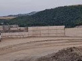 Կիրանցի դպրոցի մոտ կառուցված պատի մյուս կողմում արդեն կանգնած են ադրբեջանական սահմանապահները